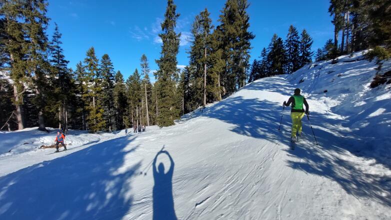 ... ist von der Abfahrtspiste getrennt und muss nicht mit abfahrenden Skifahrern rechnen.