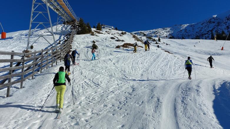 Die Neigung nimmt gegen Ende etwas zu.