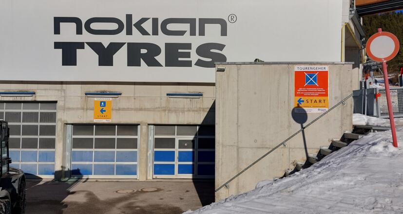 Links um die Talstation herum - die Beschilderung weist den Weg zum Start der Waldroute.