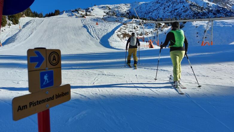 Auch bei der Pistenquerung wird man geleitet. Die Stelle ist sehr übersichtlich und daher günstig.