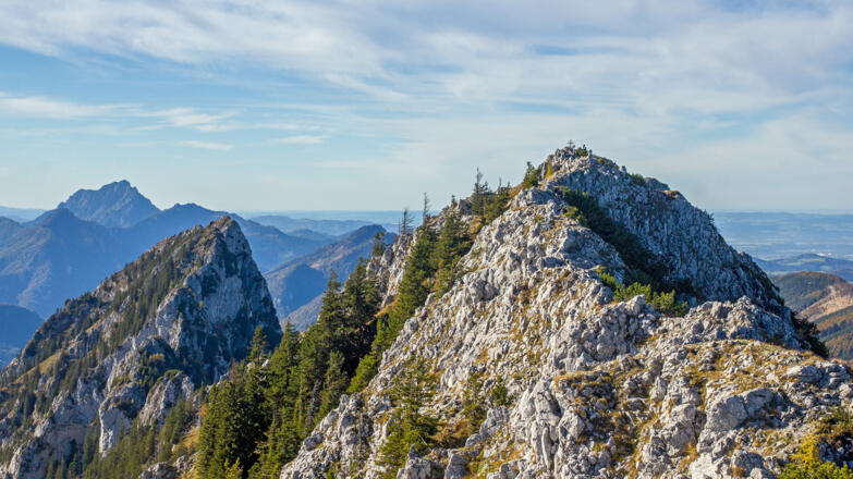 Blick vom Ostgipfel (Pyramide) über den Grat zum Hauptgipfel der Kremsmauer, dahinter Falkenmauer und Traunstein.