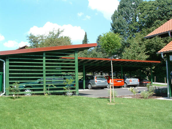 Für jede Wohnung ein überdachter Parkplatz