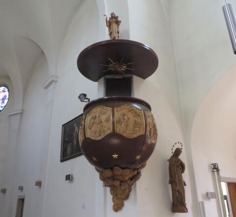 Hölzerne Kanzel in der Pfarrkirche von Stattledt