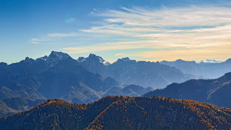 Blick von der Kremsmauer zum Toten Gebirge und zum Dachstein.