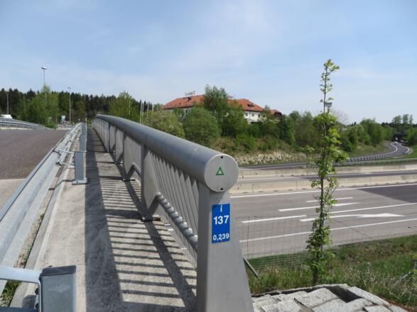 Überführung bei Voralpen-Autobahnkreuz