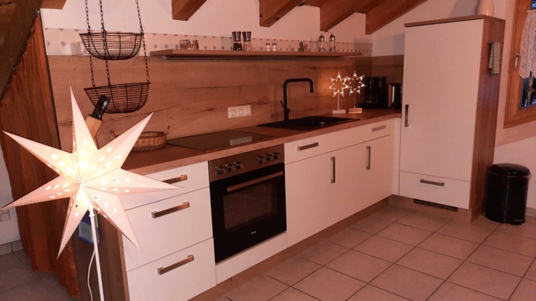 neue Einbauküche mit Spülmaschine, Umluftherd, Cerankochfeld, großer Kühlschrank mit Gefrierfach