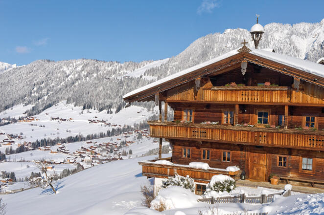 Blick vom oberen Höhenweg auf das Dorfzentrum von Alpbach