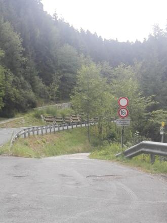 Abzweigung von der Bundesstraße auf den Forstweg Schwarzenbach