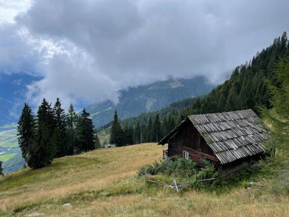 Alte Almhütte über dem Oberdrautal
