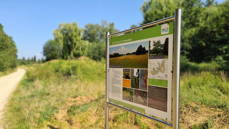 Infotafel zum Naturerbe Frauenholz bei Oberhinkofen