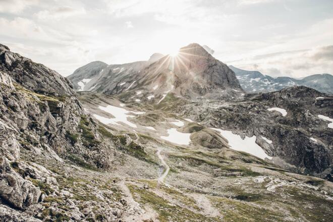 Die Sonne versinkt hinter dem Landfriedstein im Gebiet "am Stein"