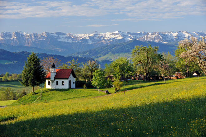 Kapelle St. Hubertus eingebettet in Alpenlandschaft bei Scheidegg