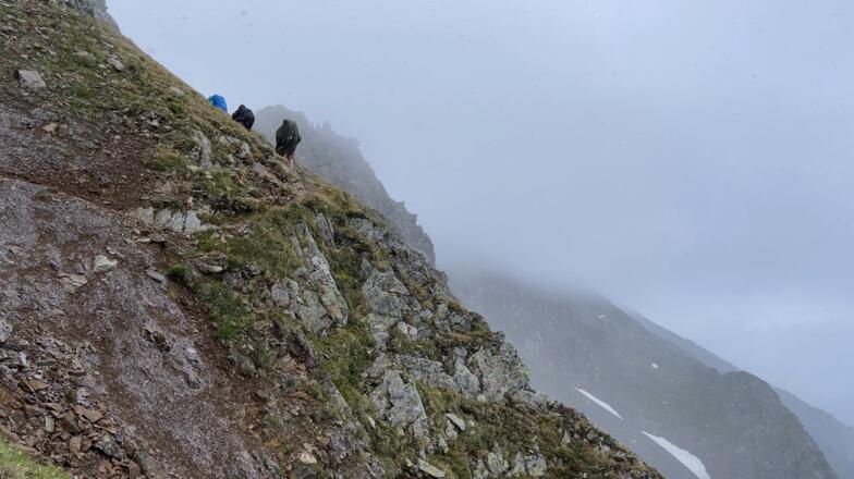 Loses Material im steilen Gelände vor der Goldgrubenscharte im Schneegestöber