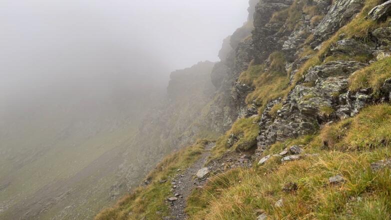 Der mMn schwierigste Abschnitt ist die lange, ausgesetzte Querung auf der Südseite der Schwarzwände