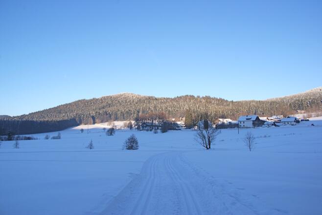 Strecke vor der Bachbrücke mit der Käsplatte im Hintergrund