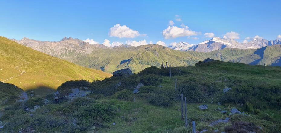 links am Hang, in der Sunnseitn der Trail