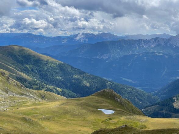Fernblick und Bergsee an Tag 2