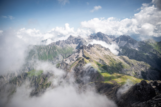 Ausblick von der Mädelegabel auf Kratzer, Krottenspitzgrat und Krottenkopf.