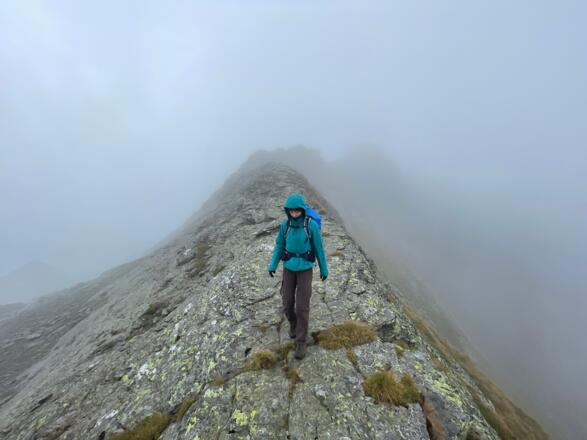 Gratabschnitt hinter dem Hochkreuz im dichten Nebel