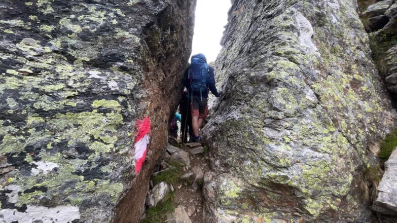Schmaler Durchstieg unterhalb des kleinen Hochkreuzes