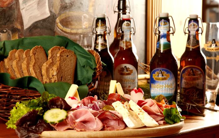 Brotzeit im Adam-Bräu