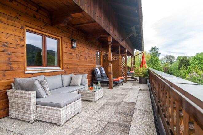 Ferienwohnung Wiesseer Bucht Terrasse mit Sitzgruppe und Liegen im 1. Stock