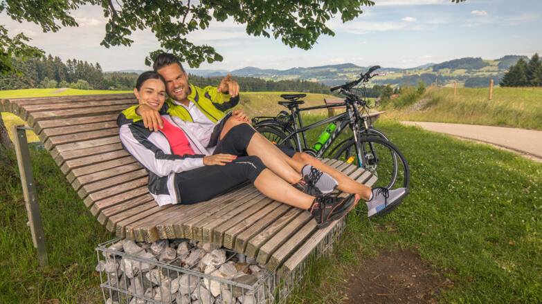 Entspannungspause während der Radtour auf einer Doppelliege