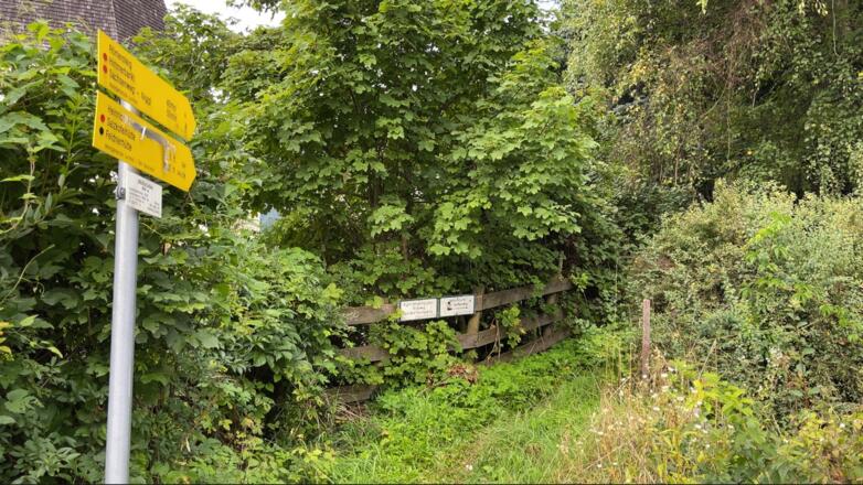 Unscheinbarer Beginn des Heinrich-Hecht-Wegs in Sachsenburg