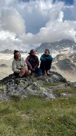 Die Hosts des Bergfreundinnen-Podcasts (v.l.): Anna Hadzelek, Katharina Kestler, Antonia Schlosser