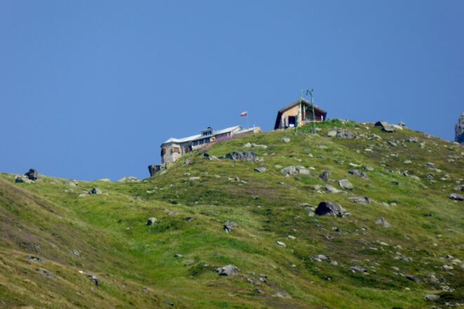 Die Rüsselsheimer Hütte ist bereits vom Parkplatz aus sichtbar, liegt jedoch 700 Höhenmeter darüber (Tele-Aufnahme)