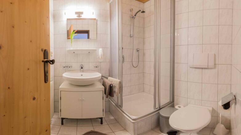 Badezimmer mit Dusche/Bad