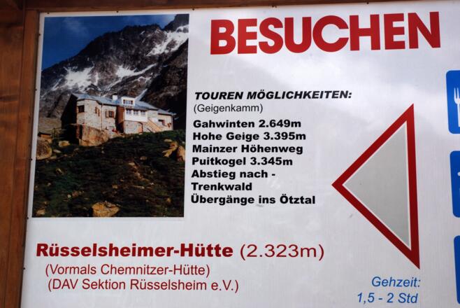 Hinweisschild zur Rüsselsheimer Hütte auf dem Parkplatz