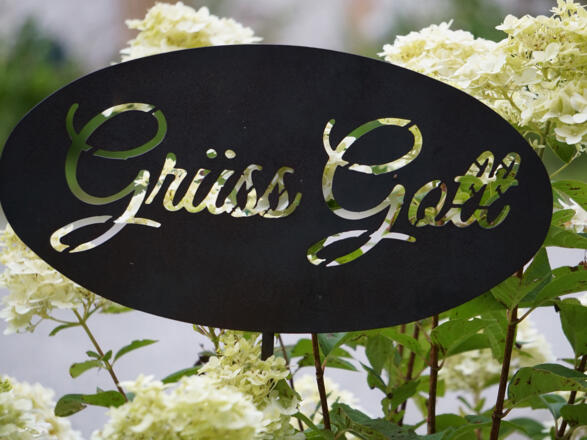 Schild 'Grüß Gott'