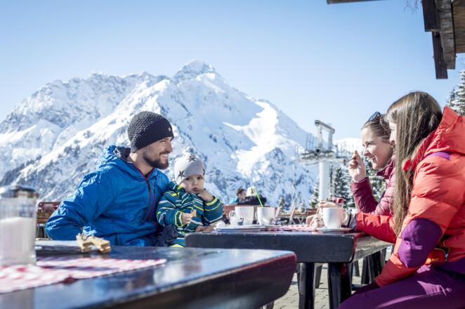 Winterwandern Familie Sonnaalp Huette Einkehr _Dom