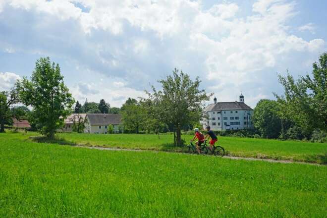 Radler vor dem Schloss Amerang
