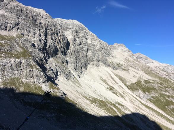 Blick zurück auf den Th. Praßler-Weg und die Serpentinen zum Gipfel