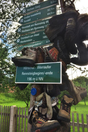 Rennsteigbeginn am "Tor zum Rennsteig" in Hörschel