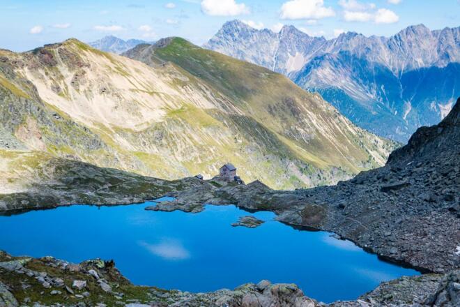 Die Erlangerhütte liegt wunderschön am Wettersee.