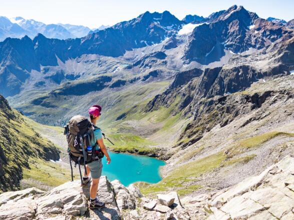 Blick auf den Weißer See. Im Hintergrund erkennt man ganz klein auch den Hauersee, unser Etappenziel.