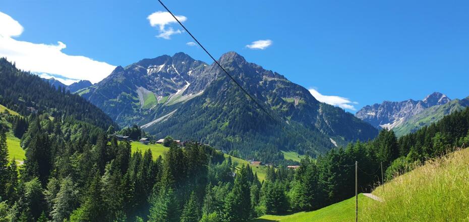 Kleinwalsertal umgeben von hohen Bergen