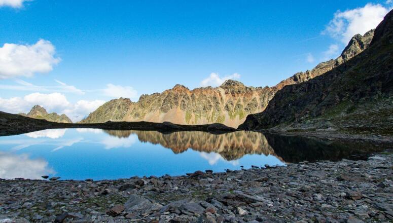 Im Kugleter See spiegeln sich fantastisch die Berge.