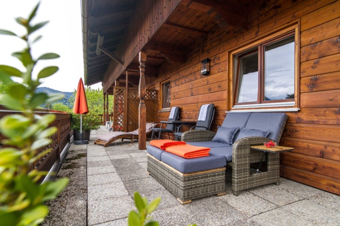 Ferienwohnung Seepromenade Terrasse mit Sitzgruppe und Liegen im 1. Stock