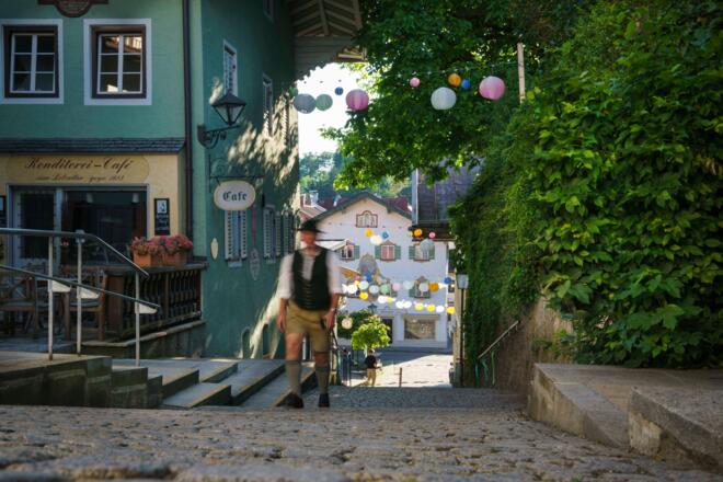 Straßenszene am Lebzelterberg in Miesbach