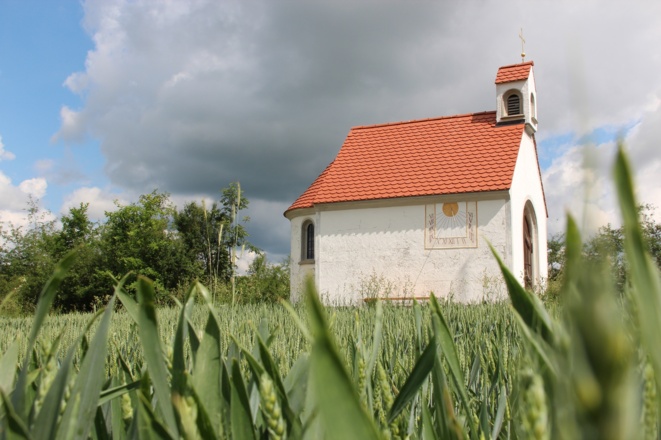 Einen wunderschönen Rastplatz unweit der Schachenwaldrunde findet man an der kleinen Feldkapelle am Hexenbichl
