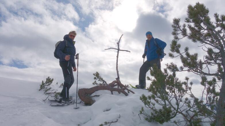 Am Jagagipfel mit einfachem Holzkreuz ~1565m