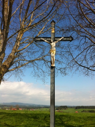 Wegkreuz am Aussichtspunkt oberhalb von Steingaden