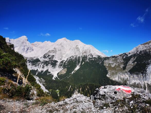 Tiefblick in das Halltal und zum Lafatscher Joch