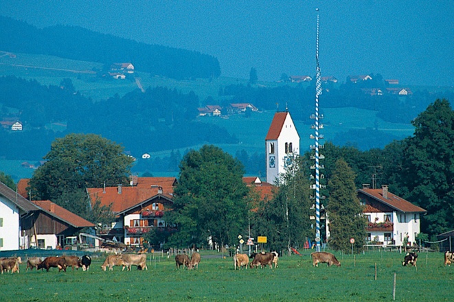 Über saftig grüne Wiesen gelangen wir zum Nachbardorf Urspring
