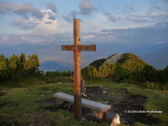 Blick vom Köpfl über Innsbruck zu den Tuxer Alpen