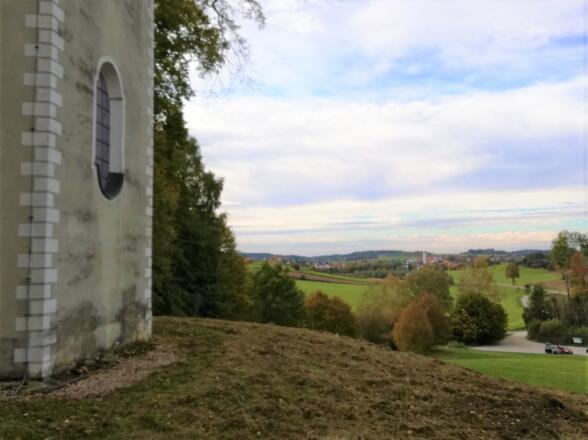 Blick von der Wallfahrtskirche Herrnrast auf Ilmmünster